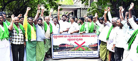 ಬಳ್ಳಾರಿ ಡಿಸಿ ಕಚೇರಿ ಆವರಣದಲ್ಲಿ ರೈಲ್ವೆ ಮಾರ್ಗ ಭೂಸ್ವಾಧೀನ ವಿರೋಧಿ ಹೋರಾಟ ಸಂಘದಿಂದ ಪ್ರತಿಭಟನೆ ನಡೆಸಲಾಯಿತು. ಪ್ರಮುಖರಾದ ಡಿ.ನಾಗರಾಜ, ಪಿ.ಶಿವಶಂಕರ, ಡಿ.ಬಸವರಾಜ, ಕೊಟ್ರೇಶ್, ನಾಗರಾಜ, ಮಾರೇಶ ಇತರರಿದ್ದರು.