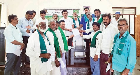 ಹೂವಿನಹಡಗಲಿ ತಹಸೀಲ್ದಾರ್ ಸಂತೋಷ್ ಕುಮಾರ್ಗೆ ಕರ್ನಾಟಕ ರಾಜ್ಯ ರೈತ ಸಂಘದಿಂದ ಮನವಿ ಸಲ್ಲಿಸಲಾಯಿತು. ಸಂಘದ ತಾಲೂಕು ಅಧ್ಯಕ್ಷ ಹೊಸಮನಿ ಸಿದ್ದಪ್ಪ, ಉಪಾಧ್ಯಕ್ಷ ವಿಠಲ್ ನಾಯ್ಕ, ಪ್ರಧಾನ ಕಾರ್ಯದರ್ಶಿ ಶಿವರಾಜ, ವಿ.ಬಿ.ಚೆನ್ನಬಸಪ್ಪ, ಪಕ್ಕೀರಪ್ಪ ಇತರರಿದ್ದರು.