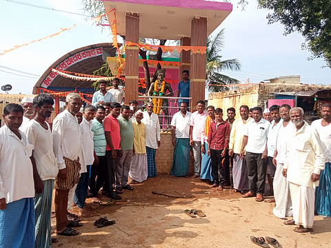 ತುಮರಿಕೊಪ್ಪ ಗ್ರಾಮದಲ್ಲಿ ಸಿಂಧೂರ ಲಕ್ಷ್ಮಣ ಜಯಂತಿ ಕಾರ್ಯಕ್ರಮ ನಡೆಯಿತು. ವಾಲ್ಮೀಕಿ ಯುವಪಡೆ ಜಿಲ್ಲಾ ಅಧ್ಯಕ್ಷ ಎಂ.ಮರಿಯಪ್ಪ ಗ್ವಾತಗಿ, ಗ್ರಾಪಂ ಸದಸ್ಯ ಮಹಾಂತೇಶ ಪೂಜಾರ, ಪ್ರಮುಖರಾದ ಮುಡಿಯಪ್ಪ ಗಾಣದಾಳ, ರಂಗಪ್ಪ ಗ್ವಾತಗಿ, ಬಸಪ್ಪ ನಸಗುನ್ನಿ, ಲೋಕಪ್ಪ ಅಡವಿಬಾವಿ, ಗುರುವಪ್ಪ ಶಲೂಡಿ, ದ್ಯಾಮಣ್ಣ ಲಂಡೂರಿ, ಯಮನೂರಗೌಡ ಪರಸಾಪೂರ, ಶರಣಪ್ಪ ಗಾಣದಾಳ, ಬಾಳನಗೌಡ ಗೌಡ್ರ, ಕರಿಯಪ್ಪ ನಸಗುನ್ನಿ ಇತರರಿದ್ದರು.