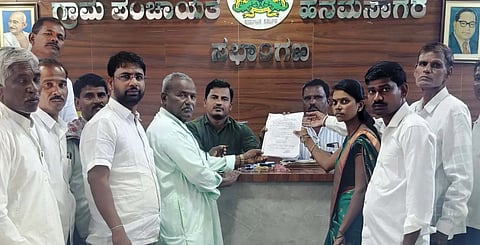 ಹನುಮಸಾಗರದ ಗ್ರಾಪಂ ಉಪಾಧ್ಯಕ್ಷರಾಗಿ ಗೌರಮ್ಮ ವಾಲ್ಮೀಕಿ ಅವಿರೋಧ ಆಯ್ಕೆಯಾದರು. ಚುನಾವಣಾಧಿಕಾರಿಗಳಾದ ದಾದಾಪೀರ, ಜಗದೀಶ ಸೂಡಿ, ಗ್ರಾಪಂ ಅಧ್ಯಕ್ಷ ರುದ್ರಗೌಡ ಗೌಡಪ್ಪನವರ ಇತರರಿದ್ದರು.