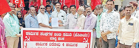 ಮಾನ್ವಿಯಲ್ಲಿ ಗ್ರೇಡ್-2 ತಹಸೀಲ್ದಾರ್ ಅಬ್ದುಲ್ ವಾಹಿದ್ಗೆ ಕಾರ್ಮಿಕ ಸಂಘಟನೆಗಳ ಜಂಟಿ ಸಮಿತಿ ಮನವಿ ಸಲ್ಲಿಸಿತು. ಸಿಐಟಿಯು ತಾಲೂಕು ಅಧ್ಯಕ್ಷ ಎಚ್.ಶರ್ಫುದ್ದೀನ್ ಪೋತ್ನಾಳ, ಪ್ರಮುಖರಾದ ಚನ್ನಬಸವ ಜಾನೇಕಲ್, ಸಿದ್ದರಾಮಯ್ಯಸ್ವಾಮಿ, ಸಂಗೀತಾ ಇತರರಿದ್ದರು.
