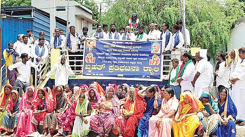 ಮಸ್ಕಿಯ ಡಾ.ಬಿ.ಆರ್.ಅಂಬೇಡ್ಕರ್ ವೃತ್ತದ ಬಳಿ ತಲೇಖಾನ್ ಗ್ರಾಪಂ ವ್ಯಾಪ್ತಿ ಗ್ರಾಮಸ್ಥರು ಕೈಗೊಂಡ ಪ್ರತಿಭಟನೆಯಲ್ಲಿ ಮಾಜಿ ಶಾಸಕ ಪ್ರತಾಪಗೌಡ ಪಾಟೀಲ್ ಮಾತನಾಡಿದರು. ಬಿಜೆಪಿ ಮಂಡಲ ಅಧ್ಯಕ್ಷ ಶರಣಯ್ಯ ಸೊಪ್ಪಿಮಠ, ಮಸ್ಕಿ ಪುರಸಭೆ ಅಧ್ಯಕ್ಷ ಮಲ್ಲಯ್ಯ ಅಂಬಾಡಿ, ತಲೇಖಾನ್ ಗ್ರಾಪಂ ಸದಸ್ಯ ಮೌನೇಶ ರಾಠೋಡ, ಮೌನೇಶ ನಾಯಕ, ಶ್ರೀನಿವಾಸ ಇತರರಿದ್ದರು.