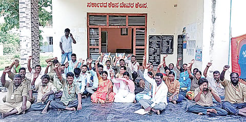 ಯಳಂದೂರು ಪಟ್ಟಣ ಪಂಚಾಯಿತಿ ಮುಂಭಾಗ ಮಂಗಳವಾರ ಪಪಂ ಪೌರ ನೌಕರರು ತಮ್ಮ ವಿವಿಧ ಬೇಡಿಕೆಗಳ ಈಡೇರಿಕೆಗ್ರ ಆಗ್ರಹಿಸಿ ಪ್ರತಿಭಟನೆ ನಡೆಸಿದರು.