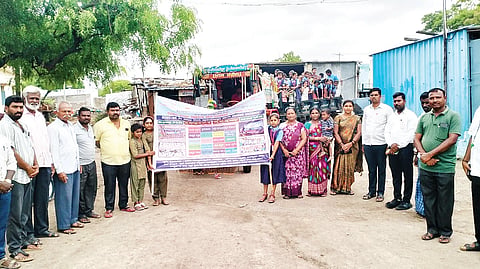 ಯಲಬುರ್ಗಾ ತಾಲೂಕಿನ ಬಂಡಿಹಾಳ ಸಕಿಪ್ರಾ ಶಾಲೆ ಹಾಗೂ ಸಹಿಪ್ರಾ ಶಾಲೆಯಿಂದ ಹಮ್ಮಿಕೊಂಡಿದ್ದ ಶಾಲಾ ದಾಖಲಾತಿ ಆಂದೋಲನ ಹಾಗೂ ಶಾಲಾ ಪ್ರಾರಂಭೋತ್ಸವ ನಿಮಿತ್ತ ಮಕ್ಕಳನ್ನು ಟ್ರ್ಯಾಕ್ಟರ್ ಮೂಲಕ ಶಾಲೆಗೆ ಕರೆತಂದರು. ಎಸ್ಡಿಎಂಸಿ ಅಧ್ಯಕ್ಷ ಬಸವರಾಜ ಹೆಗಡೆ, ಮುಖ್ಯಶಿಕ್ಷಕ ಸೋಮಶೇಖರ್ ಹುಳ್ಳಿ, ಶಿಕ್ಷಕರಾದ ಸುರೇಶ ಬೂದಿಜಾಳ, ಆನಂದ ಕೆರಳ್ಳಿ, ನಾಗರಾಜ ಭಜಂತ್ರಿ, ಹನುಮಂತಪ್ಪ ಪೂಜಾರ, ಶೈಲಾ ಹಿರೇಮಠ, ವೀರಮ್ಮ ನಿಡಗುಂದಿ ಇತರರಿದ್ದರು.