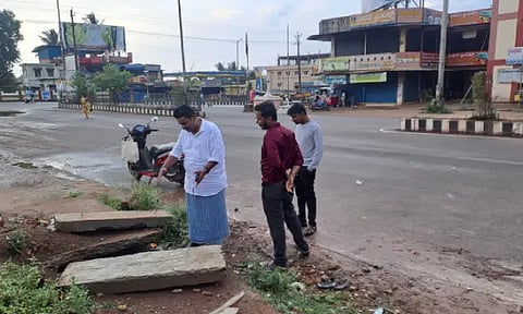 ಸೊರಬದಲ್ಲಿ ಸುರಿದ ಮಳೆಯಿಂದಾಗಿ ರಸ್ತೆಯಲ್ಲಿ ನೀರು ನಿಂತು ಸಾರ್ವಜನಿಕ ಸಂಚಾರಕ್ಕೆ ತೊಂದರೆಯಾದ ಪ್ರದೇಶಗಳಿಗೆ ಪುರಸಭೆ ಅಧ್ಯಕ್ಷ ಪ್ರಭು ಮೇಸಿ ಭೇಟಿ ನೀಡಿ ಪರಿಶೀಲನೆ ನಡೆಸಿದರು. ಎಸ್.ರಣಜಿತ್ ಕುಮಾರ್, ಎ.ಎನ್.ರವಿಕುಮಾರ್, ದತ್ತಾ ಸೊರಬ ಇತರರಿದ್ದರು.