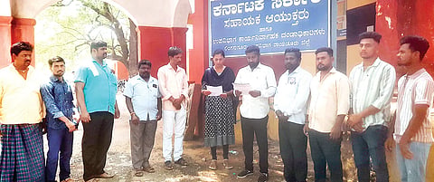 ಲಿಂಗಸುಗೂರು ಎಸಿ ಕಚೇರಿ ಎಫ್ಡಿಸಿ ಅನುಪಮಾ ಸಿಂಗ್ಗೆ ಡಾ.ಅಂಬೇಡ್ಕರ್ ಸೇನೆ ಕಾರ್ಯಕರ್ತರು ಮನವಿ ಸಲ್ಲಿಸಿದರು. ಪ್ರಮುಖರಾದ ಜಟ್ಟೆಪ್ಪ, ಪ್ರಕಾಶ ಕುರಿ, ಭೀಮಣ್ಣ ತೊಗರಿ, ಬಲರಾಮ ತಂಗಡಗಿ, ಗದ್ದೆಪ್ಪ, ಅನಿಲ್ ಕುಮಾರ, ಮುದಿಯಪ್ಪ ಇತರರಿದ್ದರು.