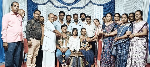 ಗುರುಗುಂಟಾದಲ್ಲಿ ವಾಸವಿ ಜಯಂತಿ ನಿಮಿತ್ತ ಹಮ್ಮಿಕೊಂಡಿದ್ದ ಕಾರ್ಯಕ್ರಮದಲ್ಲಿ ಹಟ್ಟಿಚಿನ್ನದಗಣಿ ಕಂಪನಿ ಡಿಜಿಎಂ ವಿಜಯಕುಮಾರ್ ಸಣ್ಣಕ್ಕಿ ಅವರನ್ನು ಸನ್ಮಾಸಲಾಯಿತು. ಪ್ರಮುಖರಾದ ಆರ್.ಜನಾರ್ದನ್ ಶ್ರೇಷ್ಠಿ, ಅಶೋಕ ಇಲ್ಲೂರ್, ಮಾಣಿಕ ಮಿರಿಯಾಳ್, ಆರ್.ಅಮರೇಶ, ವಾದಿರಾಜ ಸಂಪಗಾವಿ, ಎಂ.ತಿಪ್ಪಣ್ಣ ಇತರರಿದ್ದರು.
