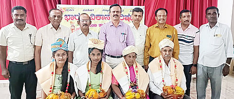 ಮದ್ದೂರು ಪಟ್ಟಣದ ಭಾರತ್ ವಿಕಾಸ್ ಪರಿಷತ್ ಭವನದಲ್ಲಿ ನಡೆದ ಕಾರ್ಮಿಕರ ದಿನಾಚರಣೆ ಹಾಗೂ ಪ್ರತಿಭಾ ಪುರಸ್ಕಾರ ಕಾರ್ಯಕ್ರಮದಲ್ಲಿ ಕಾರ್ಮಿಕರು ಹಾಗೂ ಪ್ರತಿಭಾವಂತ ವಿದ್ಯಾರ್ಥಿಗಳನ್ನು ಗೌರವಿಸಲಾಯಿತು. ನಾಗಭೂಷಣ್ ಎಂ.ಮಹಾಲಿಂಗಯ್ಯ, ಶಿವನಂಜಯ್ಯ, ಚಂದ್ರನಾಯಕ, ಎಚ್.ಕೆ.ಆನಂದ್, ಎಲ್.ಚಂದ್ರಶೇಖರ್ ಇತರರಿದ್ದರು.