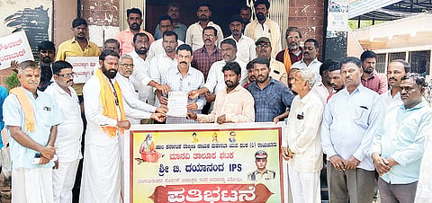 ಮಾನ್ವಿಯಲ್ಲಿ ಗ್ರೇಡ್-2 ತಹಸೀಲ್ದಾರ್ ಅಬ್ದುಲ್ ವಾಹೀದ್ಗೆ ವಾಲ್ಮೀಕಿ ನಾಯಕ ಮಹಾಸಭಾ ತಾಲೂಕು ಘಟಕ ಮನವಿ ಸಲ್ಲಿಸಿತು. ಜಿಲ್ಲಾ ಅಧ್ಯಕ್ಷ ಶರಣಬಸವ ನಾಯಕ ಜಾನೇಕಲ್, ಪ್ರಮುಖರಾದ ಬುದ್ದಪ್ಪ ನಾಯಕ, ಜಲ್ಲಿ ಆಂಜನೇಯ ನಾಯಕ ನೀರಮಾನ್ವಿ ಇತರರಿದ್ದರು.