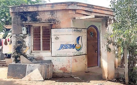 ಕಂಪ್ಲಿ ತಾಲೂಕಿನ ಎಮ್ಮಿಗನೂರು ಗ್ರಾಮದಲ್ಲಿ ಮನೆ ಛಾವಣಿ ಕುಸಿದಿರುವುದು.