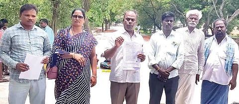 ಕಂಪ್ಲಿ ಎಪಿಎಂಸಿ ಆವರಣದಲ್ಲಿ ವಿಮುಕ್ತ ದೇವದಾಸಿಯರ ಸಂಘಟನಾ ಸಭೆಯಲ್ಲಿ ರಾಜ್ಯ ದೇವದಾಸಿ ಮಹಿಳೆಯರ ವಿಮೋಚನಾ ಸಂಘದ ಜಿಲ್ಲಾ ಕಾರ್ಯದರ್ಶಿ ಎ.ಸ್ವಾಮಿ ಮಾತನಾಡಿದರು. ಪ್ರಮುಖರಾದ ಎಂ.ಸಿ.ನಿಂಗಮ್ಮ, ಎಚ್.ದುರುಗಮ್ಮ, ಸಿ.ವೀರೇಶ, ಕೆ.ರಮೇಶ್ ಇದ್ದರು.