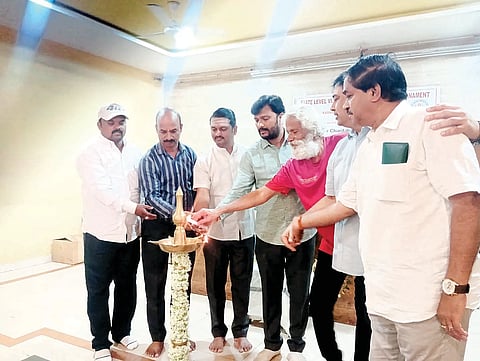 ಹೊಸಪೇಟೆಯಲ್ಲಿ ಆಯೋಜಿಸಿರುವ ಅಂಧರ ಚೆಸ್ ಪಂದ್ಯಾವಳಿ ಕಾರ್ಯಕ್ರಮವನ್ನು ಡಿಡಿಪಿಯು ನೋಡಲ್ ಅಧಿಕಾರಿ ನಾಗರಾಜ ಹವಾಲ್ದಾರ್ ಉದ್ಘಾಟಿಸಿದರು. ಪ್ರಾಧ್ಯಾಪಕ ಶರಣಬಸವೇಶ್ವರ, ಎಂಎಸ್ಪಿಎಲ್ ಸಿಎಸ್ಆರ್ ಮುಖ್ಯಸ್ಥ ನಾಗರಾಜ, ರೋಟರಿ ಕ್ಲಬ್ ಅಧ್ಯಕ್ಷ ದೀಪಕ್ ಕುಮಾರ್, ಸೇವಿಯರ್ ಅಂಗವಿಕಲರ ಸೇವಾ ಸಮಿತಿ ಸಂಸ್ಥಾಪಕ ಕಾರ್ಯದರ್ಶಿ ಸಂತೋಷ ಕುಮಾರ್ ಇದ್ದರು.