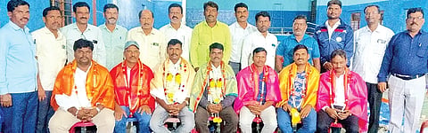 ಹಗರಿಬೊಮ್ಮನಹಳ್ಳಿಯ ಹಳೇ ಊರಿನ 4ನೇ ವಾರ್ಡ್ನ ಜೆಜೆ ನಗರದಲ್ಲಿ ಪುರಸಭೆಯಿಂದ ಮನೆಮನೆಗೂ ಕಸದ ಬುಟ್ಟಿಗಳನ್ನು ವಿತರಿಸಲಾಯಿತು. ಪುರಸಭೆ ಸದಸ್ಯೆ ಮಂಜುಳಾ ಕೃಷ್ಣನಾಯ್ಕ, ನಾಮನಿರ್ದೇಶಕ ತ್ಯಾವಣಿಗಿ ಕೊಟ್ರೇಶ, ಆರೋಗ್ಯಾಧಿಕಾರಿ ವಿಜಯಲಕ್ಷ್ಮೀ, ಆರ್ಎಸ್ಎಸ್ಎನ್ ಉಪಾಧ್ಯಕ್ಷ ಎಚ್.ಎಂ.ಗಂಗಾಧರಯ್ಯ ಇತರರಿದ್ದರು.