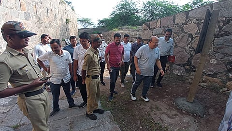 district koppal dc suresh itnal visit fort
