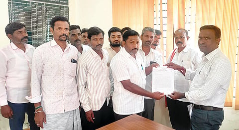 ದೇವದುರ್ಗದಲ್ಲಿ ತಾಪಂ ಇಒ ಬಸವರಾಜ ಹಟ್ಟಿಗೆ ರಾಜ್ಯ ಗ್ರಾಪಂ ನೌಕರರ ಸಂಘ ಮನವಿ ಸಲ್ಲಿಸಿತು. ಗೌರವಾಧ್ಯಕ್ಷ ಗಿರಿಯಪ್ಪ ಪೂಜಾರಿ, ತಾಲೂಕು ಅಧ್ಯಕ್ಷ ಪಂಚಯ್ಯ ಕರಿಗಾರ, ಪ್ರಮುಖರಾದ ಪಾಂಡುರಂಗ ನಾಯಕ, ಕಾಶಿಲಿಂಗ, ಸಿದ್ದರೆಡ್ಡಿ, ಬಂಡೆಪ್ಪ ಇತರರಿದ್ದರು.