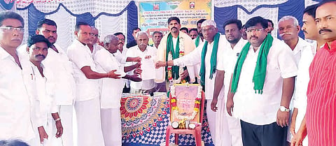 ಕಂಪ್ಲಿ ತಾಲೂಕಿನ ಎಮ್ಮಿಗನೂರಿನಲ್ಲಿ ಎಪಿಎಂಸಿ ಉಪ ಮಾರುಕಟ್ಟೆ ಆರಂಭ ಸೇರಿದಂತೆ ವಿವಿಧ ಬೇಡಿಕೆಗಳ ಈಡೇರಿಕೆಗೆ ಆಗ್ರಹಿಸಿ ಶಾಸಕ ಜೆ.ಎನ್.ಗಣೇಶ್ಗೆ ಪ್ರಾಕೃಪ ಸಂಘದ ಆಡಳಿತ ಮಂಡಳಿ ಹಾಗೂ ರೈತರಿಂದ ಮನವಿ ಸಲ್ಲಿಸಲಾಯಿತು. ಪ್ರಮುಖರಾದ ಬಿ.ಖಾಸಿಂಸಾಬ್, ಎಸ್.ಅಲ್ಲಾಸಾಬ್, ಎಚ್.ಜೆ.ಶಾರದಾ, ಎನ್.ಹಬೀಬ್ ರೆಹಮಾನ್, ಬೇರ್ಗಿ ಮಹೇಶಗೌಡ ಇತರರಿದ್ದರು.