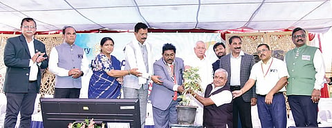 ಹೊಸಪೇಟೆ ರೋಟರಿ ಕ್ಲಬ್ ಆವರಣದಲ್ಲಿ ಉಮಾಮಹೇಶ್ವರ ರಾವು ಬ್ಲಡ್ ಬ್ಯಾಂಕ್ಅನ್ನು ಪದ್ಮಶ್ರೀ ಕೆ.ಎಸ್.ರಾಜಣ್ಣ ಉದ್ಘಾಟಿಸಿದರು. ಸಂಸದ ಈ.ತುಕಾರಾಮ್, ಶಾಸಕರಾದ ಅನ್ನಪೂರ್ಣಾ ತುಕಾರಾಮ್, ಎಚ್.ಆರ್.ಗವಿಯಪ್ಪ, ಡಿಎಚ್ಒ ಶಂಕರ್ ನಾಯ್ಕ, ರೋಟರಿ ಅಧ್ಯಕ್ಷ ದೀಪಕ್, ಪ್ರಮುಖರಾದ ಸಾದುಗೋಪಾಲಕೃಷ್ಣ, ವೈ.ಶ್ರೀನಿವಾಸ್, ಎಂ.ಕೆ.ರವೀಂದ್ರ, ಗೋಪಿನಾಥ, ವೀರಭದ್ರ, ಅಬ್ದುಲ್ ಹಕ್ ಸೇಟ್ ಇತರರಿದ್ದರು.