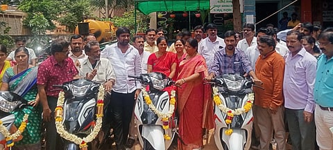 ಸಂಡೂರಿನಲ್ಲಿ ಅಂಗವಿಕಲರಿಗೆ ಶಾಸಕಿ ಅನ್ನಪೂರ್ಣ ತುಕಾರಾಮ್ ವಿದ್ಯುತ್ ಚಾಲಿತ ತ್ರಿಚಕ್ರ ಸ್ಕೂಟರ್ಗಳನ್ನು ಹಸ್ತಾಂತರಿಸಿದರು. ಪುರಸಭೆ ಅಧ್ಯಕ್ಷ ಸಿರಾಜ್ ಹುಸೇನ್, ಉಪಾಧ್ಯಕ್ಷೆ ಎಂ.ಸಿ.ಲತಾ, ಮುಖ್ಯಾಧಿಕಾರಿ ಕೆ.ಜಯಣ್ಣ ಇತರರಿದ್ದರು.