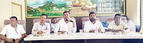 ಮಸ್ಕಿ ಪುರಸಭೆ ಕಚೇರಿ ಸಭಾಂಗಣದಲ್ಲಿ ಹಮ್ಮಿಕೊಂಡಿದ್ದ ಆಶ್ರಯ ವಸತಿ ಯೋಜನೆ ಅನುಷ್ಠಾನ ಸಮಿತಿ ಸಭೆಯಲ್ಲಿ ಶಾಸಕ ಆರ್.ಬಸನಗೌಡ ತುರ್ವಿಹಾಳ ಮಾತನಾಡಿದರು. ಪುರಸಭೆ ಅಧ್ಯಕ್ಷ ಮಲ್ಲಯ್ಯ ಅಂಬಾಡಿ, ಮುಖ್ಯಾಧಿಕಾರಿ ನರಸರಡ್ಡಿ, ಗ್ಯಾರಂಟಿ ಯೋಜನೆ ಸಮಿತಿ ತಾಲೂಕು ಅಧ್ಯಕ್ಷ ಮಹಿಬೂಬು ಸಾಬ್ ಮುದ್ದಾಪುರ, ತಹಸೀಲ್ದಾರ್ ಡಾ.ಕೆ.ಮಲ್ಲಪ್ಪ ಯರಗೋಳ, ಪಿಡಿಒ ಮಲ್ಲೇಶ ಇತರರಿದ್ದರು.