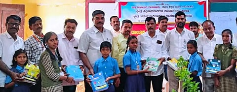 ಮಾನ್ವಿ ಸರ್ಕಾರಿ ಪಿ.ಎಂ.ಶ್ರೀ ಉನ್ನತೀಕರಿಸಿದ ಹಿರಿಯ ಪ್ರಾಥಮಿಕ ಶಾಲೆಯಲ್ಲಿ ವಿದ್ಯಾರ್ಥಿಗಳಿಗೆ ತಹಸೀಲ್ದಾರ್ ಭೀಮರಾಯ ರಾಮಸಮುದ್ರ ಪಠ್ಯಪುಸ್ತಕ ವಿತರಿಸಿದರು. ಮುಖ್ಯಶಿಕ್ಷಕ ಹಂಪಣ್ಣ ಚಂಡೂರ, ಕ್ಷೇತ್ರ ಶಿಕ್ಷಣ ಸಂಯೋಜಕ ಮಹಮ್ಮದ್ ಯೂನುಸ್, ಸರ್ಕಾರಿ ನೌಕರರ ಸಂಘದ ತಾಲೂಕು ಅಧ್ಯಕ್ಷ ಸುರೇಶ ಕುರ್ಡಿ, ಪ್ರಾಥಮಿಕ ಶಾಲಾ ಶಿಕ್ಷಕರ ಸಂಘದ ತಾಲೂಕು ಅಧ್ಯಕ್ಷ ಸಂಗಮೇಶ, ಪುರಸಭೆ ಸದಸ್ಯ ಶಾಬೀರ್ಪಾಷಾ ಇತರರಿದ್ದರು.