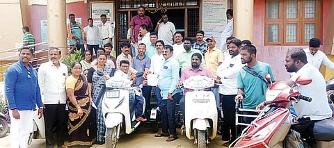 ಮೋಟಾರು ಚಾಲಿತ ವಾಹನ ನೀಡುವಂತೆ ಒತ್ತಾಯಿಸಿ ಹೊಸಪೇಟೆ ನಗರಸಭೆ ಅಧ್ಯಕ್ಷ ರೂಪೇಶ್ ಕುಮಾರ್ಗೆ ಅಂಗವಿಕಲರ ಸಂಘಟನೆಯಿಂದ ಮನವಿ ಸಲ್ಲಿಸಲಾಯಿತು. ಸಂಘಟನೆ ನಗರ ಘಟಕದ ಅಧ್ಯಕ್ಷ ಲೋಹಿತ್ ತಳವಾರ್, ಉಪಾಧ್ಯಕ್ಷ ಮೆಹಬೂಬ್ ಬಾಷಾ, ಕಾರ್ಯದರ್ಶಿ ಪಾಂಡುನಾಯ್ಕ ಇತರರಿದ್ದರು.