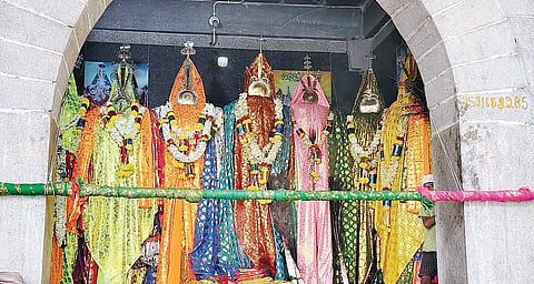 ಕುರುಗೋಡಿನ ಕಲ್ಲುಕಂಬ ಗ್ರಾಮದಲ್ಲಿ ಮೊಹರಂ ನಿಮಿತ್ತ ಅಲಾಯಿ ದೇವರನ್ನು ಪ್ರತಿಷ್ಠಾಪಿಸಿರುವುದು.