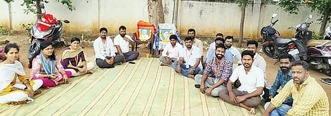 ಕಾರಟಗಿ ವಿವಿಧ ಬೇಡಿಕೆ ಈಡೇರಿಕೆಗೆ ಆಗ್ರಹಿಸಿ ಹೊರಗುತ್ತಿಗೆ ನೌಕರರು ಅನಿರ್ಧಿಷ್ಟಾವಧಿ ಪ್ರತಿಭಟನೆ ನಡೆಸಿದರು. ನರೇಗಾ ನೌಕರರ ಕ್ಷೇಮಾಭಿವೃದ್ಧಿ ಸಂಘ ತಾಲೂಕು ಘಟಕದ ಸದಸ್ಯರಾದ ಅಭಿಷೇಕ್, ಚೇತನ್, ಶರಣಬಸವ, ಯೋಗೇಶ್, ವಿರೂಪಾಕ್ಷ, ನೂರುಪಾಷಾ, ಅನಿತಾ, ಜಯಶ್ರೀ, ಬೇರ್ ಫೂಟ್ ಟೆಕ್ನಿಷಿಯನ್ ಸಂಘದ ಸದಸ್ಯರಾದ ಅನಿಲ್ ಕುಮಾರ್, ಸೋಮನಾಥ ಇತರರಿದ್ದರು.