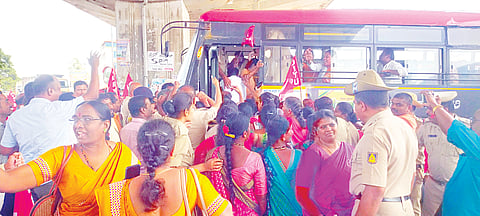 ಹೆದ್ದಾರಿ ಸಂಚಾರ ತಡೆದು ಪ್ರತಿಭಟನೆ