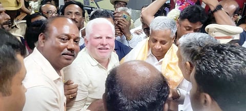 ಕುಷ್ಟಗಿಯಿಂದ ತಳಕಲ್ವರೆಗಿನ ಎಲ್ಲ ರೈಲು ನಿಲ್ದಾಣಗಳಿಗೆ ಮೂಲ ಸೌಲಭ್ಯ ಕಲ್ಪಿಸುವಂತೆ ಒತ್ತಾಯಿಸಿ ಕುಕನೂರು ಹಿತರಕ್ಷಣಾ ಸಮಿತಿ ಕಾರ್ಯಕರ್ತರು ಕೇಂದ್ರ ರೈಲ್ವೆ ಮತ್ತು ಜಲಶಕ್ತಿ ಇಲಾಖೆ ರಾಜ್ಯ ಸಚಿವ ವಿ.ಸೋಮಣ್ಣಗೆ ಮನವಿ ಸಲ್ಲಿಸಿದರು. ಸಮಿತಿ ಸಂಚಾಲಕ ರವಿ ಜಕ್ಕಾ, ಸಹ ಸಂಚಾಲಕ ಮಂಜುನಾಥ ನಾಡಗೌಡ್ರ, ಪ್ರಮುಖರಾದ ಅಂದಪ್ಪ ಜವಳಿ, ರಷೀದ್ ಹಣಜಗಿರಿ ಇತರರಿದ್ದರು.