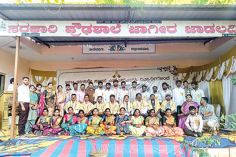 ಅರಕೇರಾ ತಾಲೂಕಿನ ಜಾಗೀರ ಜಾಡಲದಿನ್ನಿ ಸರ್ಕಾರಿ ಪ್ರೌಢ ಶಾಲೆಯಲ್ಲಿ ಹಮ್ಮಿಕೊಂಡಿದ್ದ ಗುರುವಂದನಾ ಕಾರ್ಯಕ್ರಮದಲ್ಲಿ ಶಿಕ್ಷಕರನ್ನು ಸನ್ಮಾನಿಸಲಾಯಿತು. ಮುಖ್ಯಶಿಕ್ಷಕಿ ಶೋಭಾ, ಶಿಕ್ಷಕರಾದ ಅಶೋಕ ಸಜ್ಜನ್, ಡಿ.ಎನ್.ಮಹಾಂತೇಶ, ಎಂ.ಮಾರುತಿ, ಕಿರಣ ಕಾಂಬ್ಳೆ, ರವಿ ಮೆನ್ಫಾಡಿ, ವೆಂಕಟೇಶ ಕಾವಲಿ ಇತರರಿದ್ದರು.
