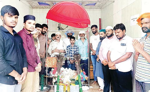 ಕಂಪ್ಲಿ ಇಂದಿರಾನಗರದ ಇಮಾಂಖಾಸಿಂ ಮಸೀದಿಯಲ್ಲಿ ಛೋಟಾ ಮೊಹರಂ ನಿಮಿತ್ತ ಜಿಯಾರಾತ್ ಕಾರ್ಯಕ್ರಮ ನಡೆಯಿತು. ಗುರುಗಳಾದ ಸೈಯ್ಯದ್ ಷಾಹ್ ಗೇಸುದರಾಜ್, ಮೌಜಾನ್ ಎಚ್.ದರ್ಬಾರ್ಸಾಬ್, ಮುಜಾವರ್ಗಳಾದ ಬಿ.ಶೆಕ್ಷಾವಲಿ, ರಾಜಾವಲಿ, ಮೊಹಮ್ಮದ್ ಇತರರಿದ್ದರು.