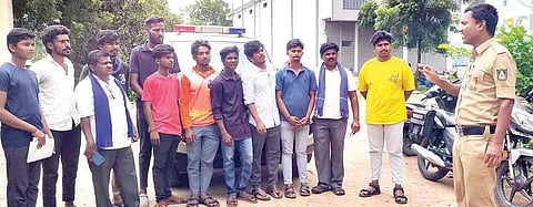ಕಂಪ್ಲಿ ತಹಸಿಲ್ ಕಚೇರಿ ಆವರಣದಲ್ಲಿ ಸಾರ್ವಜನಿಕರಿಗೆ 112 ವ್ಯವಸ್ಥೆ ಕುರಿತು ಇಆರ್ಎಸ್ಎಸ್ ರೆಸ್ಪಾಂಡರ್ ಈರಪ್ಪ ದುದುಮಿ ಮಾಹಿತಿ ನೀಡಿದರು.112 ಚಾಲಕ ಶರಣಬಸವ, ಪ್ರಮುಖರಾದ ಫ್ರಾನ್ಸೀಸ್, ಕಾರೇಕಲ್ ಕೃಷ್ಣ, ವೆಂಕಟೇಶ, ರಾಜೇಶ, ಎನ್.ಗೋಪಿನಾಥ, ಸಂದೀಪ, ಎನ್.ರುದ್ರಪ್ಪ, ಸಿಂಧೋಳ್ಳು ವೆಂಕಟೇಶ, ವಂಶಿ ಇತರರಿದ್ದರು.