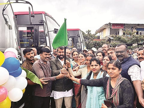 ಸೋಮವಾರಪೇಟೆೆಯ ಕೆಎಸ್ಆರ್ಟಿಸಿ ಬಸ್ ನಿಲ್ದಾಣದಲ್ಲಿ ಹೊಸ ಮಾರ್ಗದ ಬಸ್ಗಳಿಗೆ ಶಾಸಕ ಡಾ.ಮಂತರ್ಗೌಡ ಚಾಲನೆ ನೀಡಿದರು. ಕಾಂತರಾಜು, ಶೀಲಾ, ಸುರೇಶ್, ಸುಶೀಲಾ ಇದ್ದರು.