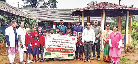 ಸೋಮವಾರಪೇಟೆ ತಾಲೂಕಿನ ಶಾಂತಳ್ಳಿಯಲ್ಲಿ ಸರ್ಕಾರಿ ಪ್ರಾಥಮಿಕ ಶಾಲೆ ಮಕ್ಕಳು ಸಾಂಕ್ರಾಮಿಕ ರೋಗಗಳ ಕುರಿತು ಅರಿವು ಮೂಡಿಸಿದರು. ವಿಶ್ವಜ್ಞಾ, ಪರಮೇಶ್ವರ ಸ್ವಾಮಿ, ಜಯಮ್ಮ, ಸಂತೋಷ್ ಇದ್ದರು.