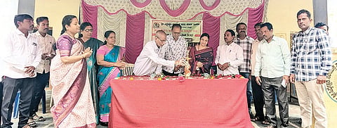 ಅಳವಂಡಿ ಎಸ್ಎಸ್ಪಿಯು ಕಾಲೇಜಿನಲ್ಲಿ ಹಮ್ಮಿಕೊಂಡಿದ್ದ ಶಾಲಾ ಸಂಸತ್ ರಚನಾ ಕಾರ್ಯಕ್ರಮವನ್ನು ಸಾಹಿತಿ ವೀಣಾ ಪಾಟೀಲ್ ಉದ್ಘಾಟಿಸಿದರು. ಪ್ರಾಚಾರ್ಯ ಚಂದ್ರಶೇಖರ ದೊಡ್ಡಮನಿ, ಪ್ರಮುಖರಾದ ಬುಜಂಗಸ್ವಾಮಿ, ಚಂದ್ರಶೇಖರ, ಸಂಪಕ್ಕ, ವಾಸವಾಂಬೆ, ಎಸ್.ಎಸ್.ಅಂಗಡಿ, ಸೂರ್ಯಕಾಂತ ಇತರರಿದ್ದರು.