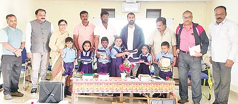ಕೂಡಿಗೆ ಸರ್ಕಾರಿ ಹಿರಿಯ ಪ್ರಾಥಮಿಕ ಶಾಲೆ ಮಕ್ಕಳಿಗೆ ಶಾಸಕ ಡಾ.ಮಂತರ್ ಗೌಡ ಪಠ್ಯಪುಸ್ತಕ ಹಾಗೂ ಸಮವಸ್ತ್ರ ವಿತರಿಸಿದರು. ವಿ.ಪಿ.ಶಶಿಧರ್, ಎಸ್.ಭಾಗ್ಯಮ್ಮ, ಡಿ.ಭಾಸ್ಕರ್ ನಾಯಕ್ ಇತರರಿದ್ದರು.