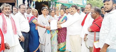 ತಾವರಗೇರಾ ನಾಡಕಚೇರಿ ಗ್ರಾಮ ಲೆಕ್ಕಾಧಿಕಾರಿ ಸೂರ್ಯಕಾಂತಗೆ ಕರ್ನಾಟಕ ರೈತ ಸಂಘ ಹಾಗೂ ಸಿಪಿಐಎಂಎಲ್ ಕಾರ್ಯಕರ್ತರು ಮನವಿ ಸಲ್ಲಿಸಿದರು. ಪ್ರಮುಖರಾದ ಡಿ.ಎಚ್.ಪೂಜಾರ, ಬಸವರಾಜ ಯರದಾಳ, ನಿರುಪಾದಿ, ಶಾಮಿದ್ ಸಾಬ್, ದ್ಯಾಮಮ್ಮ, ರಗಡಪ್ಪ, ಹನುಮಂತಪ್ಪ, ಶೇಖರಪ್ಪ ಇತರರಿದ್ದರು.