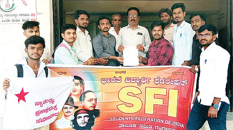 ಗಂಗಾವತಿಯಲ್ಲಿ ಎಸ್ಎ್ಐ ತಾಲೂಕು ಸಮಿತಿಯಿಂದ ತಾಲೂಕು ಆಡಳಿತ ಸೌಧ ಕಚೇರಿ ಮುಂದೆ ಗ್ರೇಡ್-2 ತಹಸೀಲ್ದಾರ್ ಮಹಾಂತಗೌಡಗೌಡರ್ಗೆ ಮನವಿ ಸಲ್ಲಿಸಲಾಯಿತು. ತಾಲೂಕು ಸಮಿತಿ ಕಾರ್ಯದರ್ಶಿ ಬಾಲಾಜಿ ಚಳ್ಳಾರಿ, ಉಪಾಧ್ಯಕ್ಷ ಶರ್ೀ, ಪದಾಧಿಕಾರಿಗಳಾದ ಬಸಯ್ಯ, ದರ್ಶನ್ ಇತರರಿದ್ದರು.