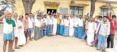 ಅಳವಂಡಿ ಜೆಸ್ಕಾಂ ಕಚೇರಿ ಮುಂದೆ ರೈತರು ಪ್ರತಿಭಟನೆ ನಡೆಸಿದರು. ಪ್ರಮುಖರಾದ ಚಂದ್ರಪ್ಪ ಮೇಟಿ, ಚನ್ನಪ್ಪ ಮುತ್ತಾಳ, ರಮೇಶ ಸಂಗಣ್ಣವರ, ವೀರಯ್ಯ, ಮಲ್ಲಪ್ಪ ಮೆಕ್ಕಿ, ಶಿವಲಿಂಗಪ್ಪ ಮೇಟಿ ಇತರರಿದ್ದರು.