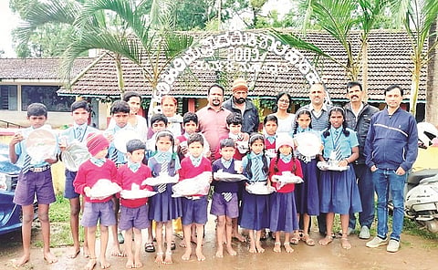 ಹಾರೆಹೊಸೂರು ಸರ್ಕಾರಿ ಪ್ರಾಥಮಿಕ ಶಾಲೆ ವಿದ್ಯಾರ್ಥಿಗಳಿಗೆ ನಿತಾರ ಅರುಣ್ಕುಮಾರ್ ತಟ್ಟೆ, ಲೋಟ ವಿತರಿಸಿದರು. ಅಶೋಕ್, ಮಾನಸಾ, ಕಾರ್ತಿಕ್, ರೋಹಿಣಿ, ಕವಿತಾ ಇದ್ದರು.
