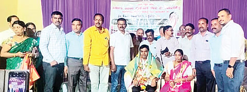 ಅರಸೀಕೆರೆ ಗ್ರಾಮಾಂತರ ತಾಲೂಕಿನ ಕಣಕಟ್ಟೆ ಹೋಬಳಿಯ ಹೊಳಲ್ಕೆರೆಯಲ್ಲಿ ನಿವೃತ್ತ ಶಿಕ್ಷಕ ಶಿವಯೋಗಿ ಅವರನ್ನು ಗೌರವಿಸಲಾಯಿತು. ಮೋಹನ್ ಕುಮಾರ್, ಸತೀಶ್,ಉಮೇಶ್, ಗೌಡಯ್ಯ ಇತರರು ಇದ್ದರು.