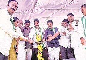 ನಾಗಮಂಗಲ ಪಟ್ಟಣದ ಎಂಆರ್ಪಿ ಸಮುದಾಯದ ಆವರಣದಲ್ಲಿ ಆಯೋಜಿಸಿದ್ದ ಕಾರ್ಯಕ್ರಮವನ್ನು ನಿಖಿಲ್ ಕುಮಾರಸ್ವಾಮಿ ಉದ್ಘಾಟಿಸಿದರು. ಸುರೇಶ್ಗೌಡ, ಅನ್ನದಾನಿ, ಎಚ್.ಟಿ.ಮಂಜುನಾಥ್ ಇದ್ದರು.