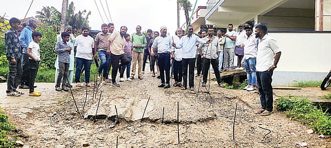 ಭತ್ತದ ಸಸಿ ನೆಟ್ಟು ವಿಶಿಷ್ಟ ಪ್ರತಿಭಟನೆ