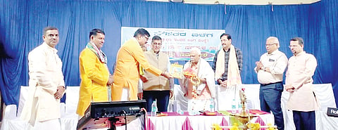 ಸಂಕುಚಿತ ಭಾವನೆಗಳು ದೂರಾಗಬೇಕು
