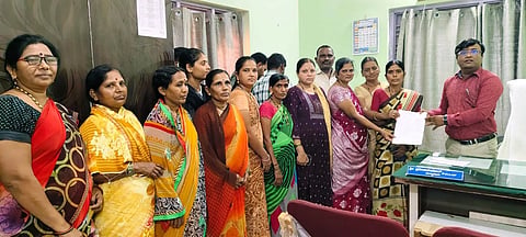 ಮುದಗಲ್ನಲ್ಲಿ ಪುರಸಭೆ ಮುಖ್ಯಾಧಿಕಾರಿ ಪ್ರವೀಣಕುಮಾರ ಬೋಗಾರಗೆ 23ನೇ ವಾರ್ಡ್ ನಿವಾಸಿಗಳು ಮನವಿ ಸಲ್ಲಿಸಿದರು. ಪ್ರಮುಖರಾದ ಬಸಮ್ಮ, ವಿಜಯಲಕ್ಷ್ಮೀ, ಭಾರತಿ, ಸಾವಿತ್ರಿ, ನೀಲಮ್ಮ ಇತರರಿದ್ದರು.