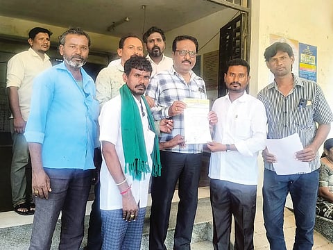 ಗಂಗಾವತಿ ಸಮೀಪದ ಬಸಾಪಟ್ಟಣದಲ್ಲಿ ಆಧಾರ ಸೇವಾ ಕೇಂದ್ರ ಆರಂಭಿಸುವಂತೆ ಒತ್ತಾಯಿಸಿ ಗ್ರಾಮಸ್ಥರು ಗ್ರೇಡ್-2 ತಹಸೀಲ್ದಾರ್ ಮಹಾಂತಗೌಡ ಗೌಡರ್ಗೆ ಮನವಿ ಸಲ್ಲಿಸಿದರು. ಪ್ರಮುಖರಾದ ಶಾಮೀದ್ ಅಲಿ ಹುಲಿಹೈದರ್, ಕನಕಪ್ಪ ಹುಡೇಜಾಲಿ, ದಾದಾಪೀರ್ ಆರಾಳ್ ಇತರರಿದ್ದರು.