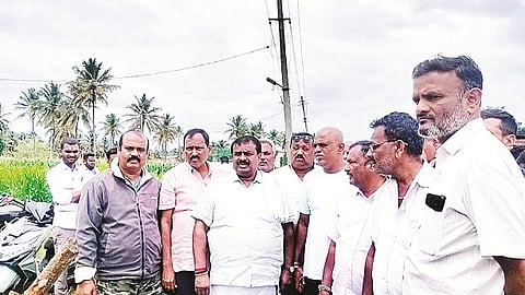 ಹಿರೀಸಾವೆಯ ರೈಲ್ವೆ ನಿಲ್ದಾಣದ ಬಳಿ ಎದುರಾಗಿರುವ ಜಾಗದ ಸಮಸ್ಯೆ ಸ್ಥಳಕ್ಕೆ ಶಾಸಕ ಬಾಲಕೃಷ್ಣ ಭೇಟಿ ನೀಡಿ ಪರಿಶೀಲಿಸಿದರು. ರಾಮಕೃಷ್ಣ, ರವಿಕುಮಾರ್, ಮಹೇಶ್, ವೆಂಕಟೇಶ್, ಸಿದ್ದಲಿಂಗಪ್ಪ, ಹೋಟೆಲ್ ರಾಮಣ್ಣ, ಕುಮಾರ್, ಹರೀಶ್ ಮತ್ತಿತರರು ಇದ್ದರು.