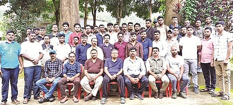 ಗೋಣಿಕೊಪ್ಪಲಿನಲ್ಲಿ ಆಯೋಜಿಸಿದ್ದ ಸಭೆಯಲ್ಲಿ ದಿನಗೂಲಿ ನೌಕರರು ಪಾಲ್ಗೊಂಡಿದ್ದರು.