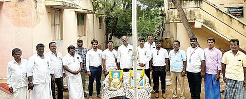 ಸಿದ್ದಾಪುರದ ನಾಡ ಕಚೇರಿಯಲ್ಲಿ ಸ್ವಾತಂತ್ರೃದಿನ ಶುಕ್ರವಾರ ಆಚರಿಸಲಾಯಿತು. ಉಪ ತಹಸೀಲ್ದಾರ್ ಗಿರಿಸ್ವಾಮಿ, ಕಂದಾಯ ಇಲಾಖೆ ಸಿಬ್ಬಂದಿ ಮರುಳಸಿದ್ದಪ್ಪ, ಪಂಪಣ್ಣ, ವಲಿಬಾಷಾ, ಯಂಕೋಬ ಇತರರಿದ್ದರು.
