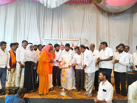 ಕನಕಗಿರಿ ಎಪಿಎಂಸಿ ಸಮುದಾಯ ಭವನದಲ್ಲಿ ಹಮ್ಮಿಕೊಂಡಿದ್ದ ಹಡಪದ ಅಪ್ಪಣ್ಣ ಕ್ಷೌರಿಕ ತಾಲೂಕು ಸಮಿತಿ ಪದಾಧಿಕಾರಿಗಳ ಪದಗ್ರಹಣ ಕಾರ್ಯಕ್ರಮವನ್ನು ಮಾಜಿ ಶಾಸಕ ಬಸವರಾಜ ದಢೇಸುಗೂರು ಉದ್ಘಾಟಿಸಿದರು. ಸುಳೇಕಲ್ ರಾಜರಾಜೇಶ್ವರಿ ಬ್ರಹನ್ಮಠದ ಪದ್ಮಾಕ್ಷರಯ್ಯ ಸ್ವಾಮೀಜಿ, ಪಪಂ ಅಧ್ಯಕ್ಷೆ ಹುಸೇನಬೀ ಚಳ್ಳಮರದ, ಬ್ಲಾಕ್ ಕಾಂಗ್ರೆಸ್ ಅಧ್ಯಕ್ಷ ಗಂಗಾಧರಸ್ವಾಮಿ ಕಲುಬಾಗಿಲಮಠ ಇತರರಿದ್ದರು.